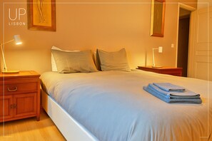 Dream in comfort: queen bed, plush mattress, soft duvet, luxe pillowcases.