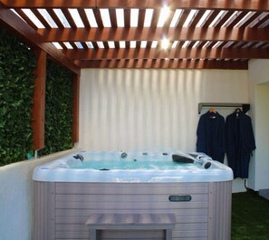 Outdoor spa tub