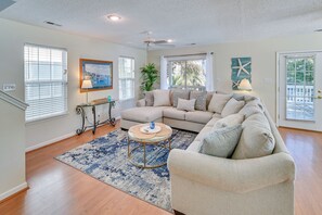 Living Room | 1st Floor | Free WiFi | Smart TV | Central A/C