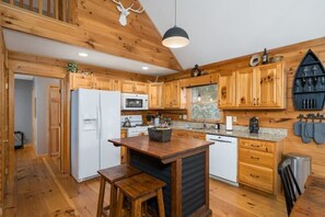 Fully equipped kitchen, spice rack, table wear for little ones and adults alike