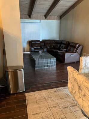 Beautiful ranch house with wonderful jacuzzi & pool