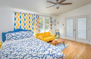 1 Queen Bed. Very Comfortable & clean.
Retro Style Furnishings and Decorations