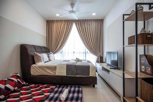 A generous studio with a queen size bed and single floor mattress. It's got everything you need!
