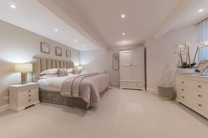 Edge Mere Apartment King Bedroom