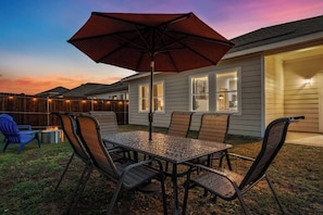 Al Fresco Dining Delight: Enjoy outdoor meals under the shade of the umbrella at our charming dining table with comfortable chairs. ️