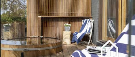 Cedar hot tub with complimentary heating, suitable for bathing all year round