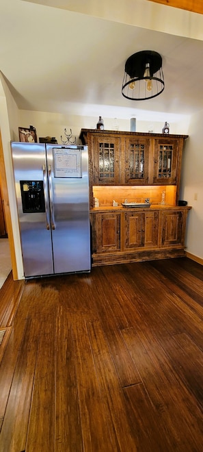 additional kitchen/bar area