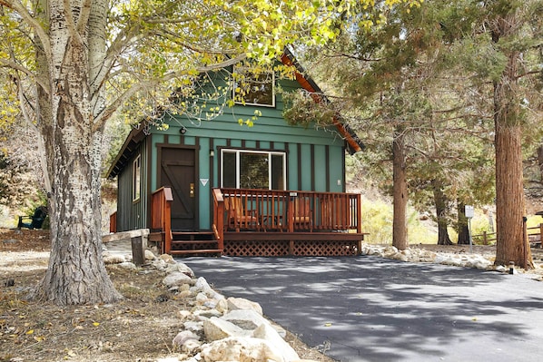 Big Bear City Vacation Rental | 2BR | 1BA | Steps Required | 750 Sq Ft