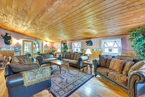 Living Room | Smart TV | Central Heating & A/C | Free WiFi | Ceiling Fans