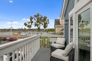 Frond porch with water view!