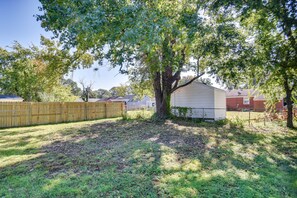 Fenced-In Backyard | 0.7 Mi to Beach