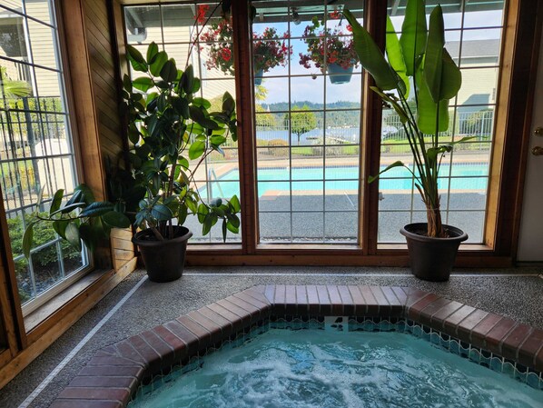 Hot tub spa & Sauna have a view on the Lake and are open 10am-10pm