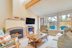 Living Room | Free WiFi | Central Heat | Remote-Controlled Gas Fireplace