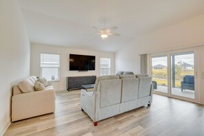 Living Room | Queen Sleeper Sofa | Free WiFi | Central A/C | Smart TV