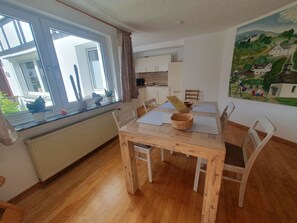 Ferienwohnung mit 85qm, 1 Schlafzimmer, 1 Schlafcouch, max. für 4 Personen-Paradiesken am Berg