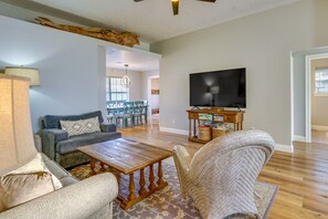 Living Room | Smart TV | Board Games | Books