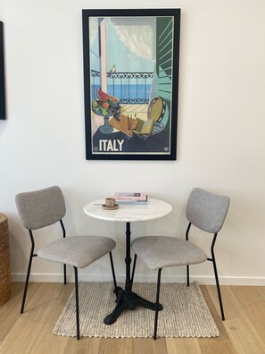 Small dining area to enjoy coffee, pastries or takeaway 