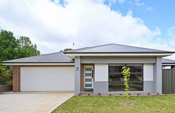 Bligh St Bliss | Ideal for Families, Mountain Views