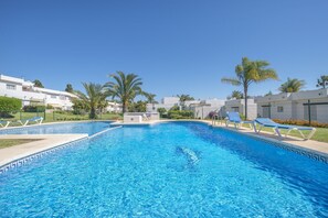 Large open pool with sun loungers