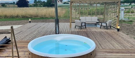 Bain nordique utilisable été comme hiver.
Buches et allume-feux fournis