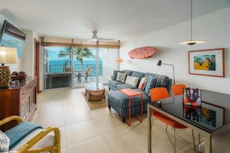 ENDLESS OCEAN VIEWS- PREMIUM LOCATION & FINISHES-TOP FLOOR-WELL EQUIPPED