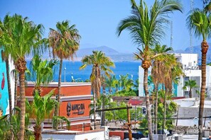 Located in the city center (Zona Central), just steps from the water and about 1 block from the seaside promenade