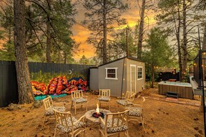 Gather around the pit for s'mores, stories ,& stargazing in this cozy outdoor! 