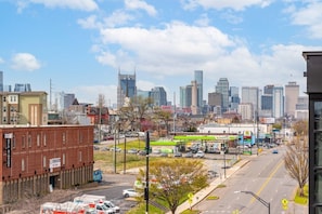 Enjoy your favorite coffee or cocktail while taking in skyline views from our community rooftop