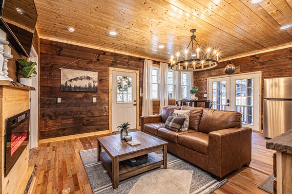 Cozy living room w/ sleeper sofa