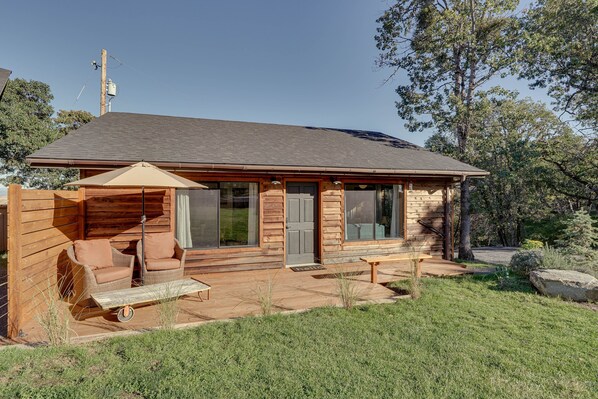 Central Point Vacation Rental | 1BR | 1BA | 500 Sq Ft | 2 Steps to Enter