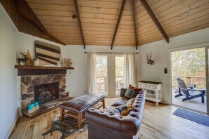 Sitting Room | Gas Fireplace