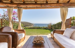 Möblierte Außenveranda mit Meerblick und privatem Garten
