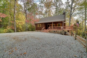 Parking | Gravel Driveway (4 Vehicles)