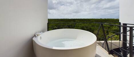 The main attraction of this apartment is its fantastic rooftop terrace with a beautiful jacuzzi and a view