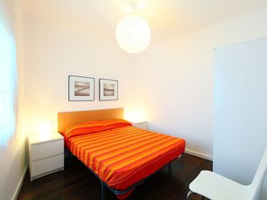 Möbel, Schlafzimmer, Zimmer, Bett, Eigentum, Interior Design, Bettdecke, Fussboden, Bettrahmen, Orange