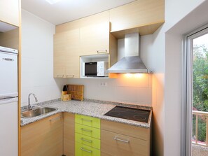 Eigentum, Zimmer, Küche, Countertop, Cabinetry, Möbel, Haus, Gelb, Gebäude, Interior Design