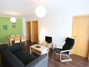 Zimmer, Möbel, Eigentum, Wohnzimmer, Interior Design, Fussboden, Gebäude, Gelb, Haus, Tabelle