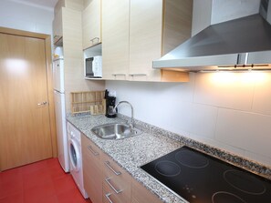 Countertop, Zimmer, Eigentum, Cabinetry, Küche, Möbel, Herd, Sinken, Interior Design, Fliese