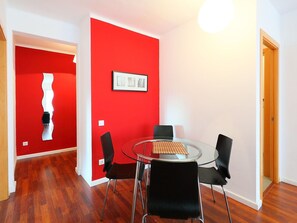 Zimmer, Rot, Interior Design, Orange, Eigentum, Gebäude, Möbel, Fussboden, Wand, Decke