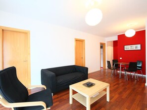 Zimmer, Möbel, Eigentum, Wohnzimmer, Interior Design, Gebäude, Fussboden, Gelb, Haus, Tabelle