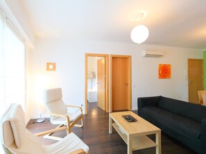 Zimmer, Eigentum, Möbel, Gebäude, Interior Design, Wohnzimmer, Gelb, Fussboden, Haus, Tabelle