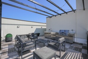 Common Area Rooftop Patio - Outdoor Kitchen and Grill