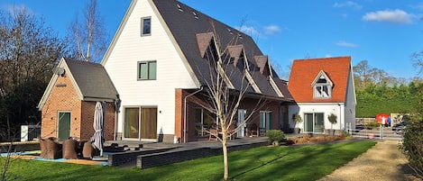 External garden side view of Oxford Silverwood Holiday Retreat