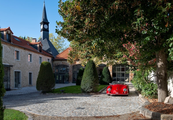 La cour pavée du Domaine