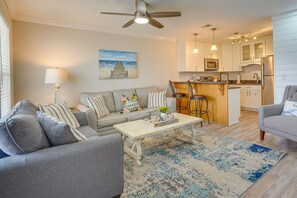 Living Room | King Sleeper Sofa | Free WiFi | Smart TV | Central A/C