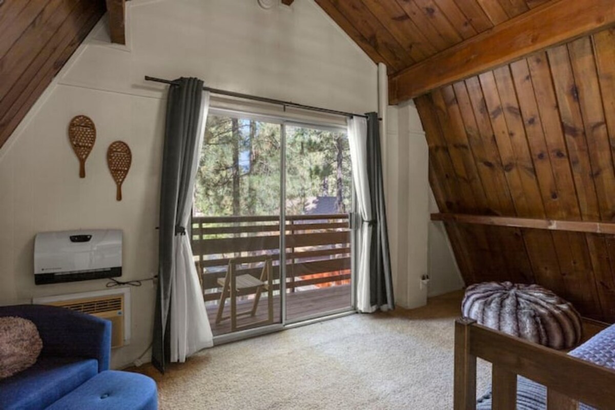 Cozy Cabin with Hot Tub, Fireplace & Fenced Yard