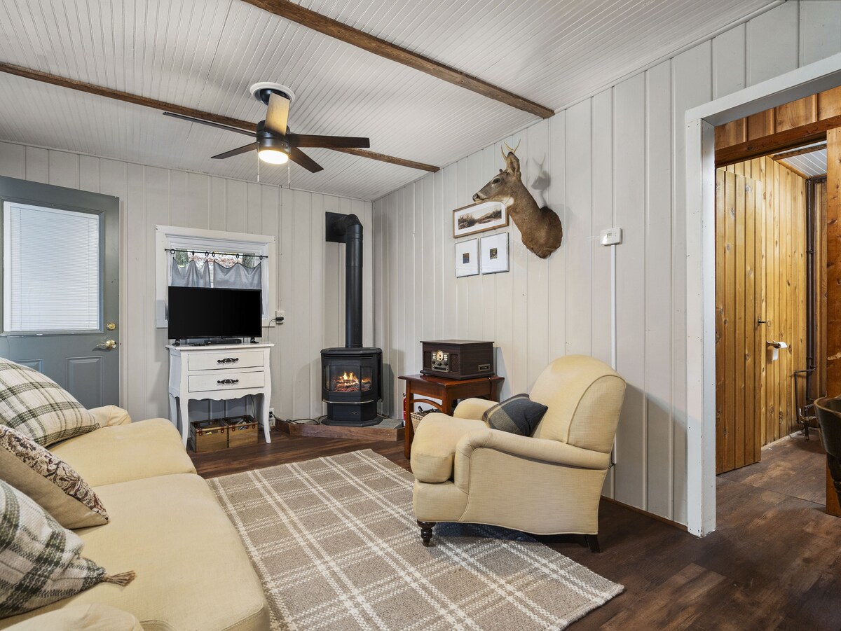 Cozy 2 bedroom cabin right down the road from TippyDam