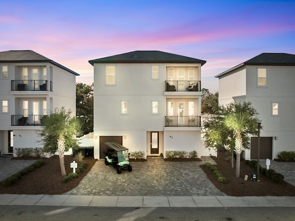 6-seat Golf Cart FREE during your stay! 2 minutes to the beach. Sleeps 15, 6 bedrooms, 5.5 bath, and 10 beds. Game room and bunk rooms. Heated pool across from the house!