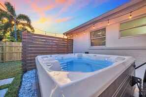 Private hot tub to enjoy!
