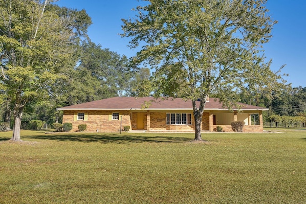 Chipley Vacation Rental | 4BR | 2BA | 2 Steps Required | 2,000 Sq Ft